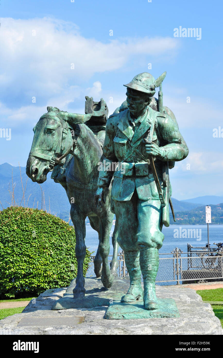 Soldato alpino monumento sul lungolago di Stresa sul Lago Maggiore, Piemonte, Italia settentrionale Foto Stock
