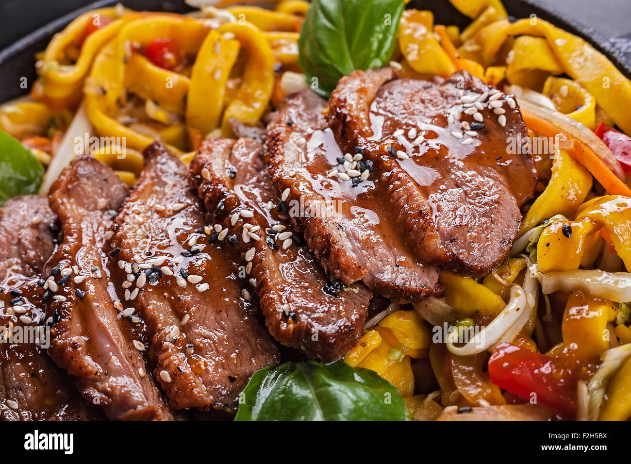 Dack fritto di carne con egg noodles closeup Foto Stock