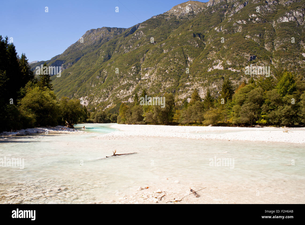 Visualizzazione della lingua slovena Soca river in estate Foto Stock