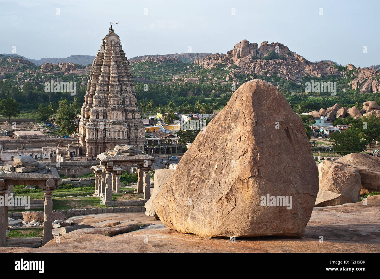 Monolito + Tempio Virupaksha ( India) Foto Stock