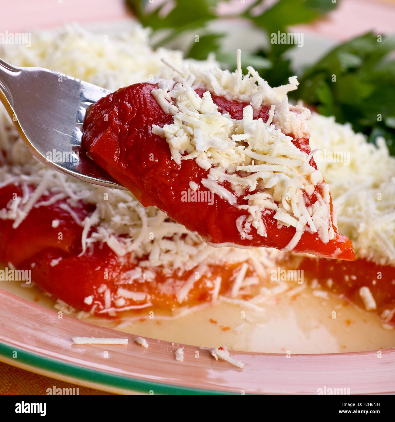 Formaggio grattugiato con rosso pepe dolce Foto Stock