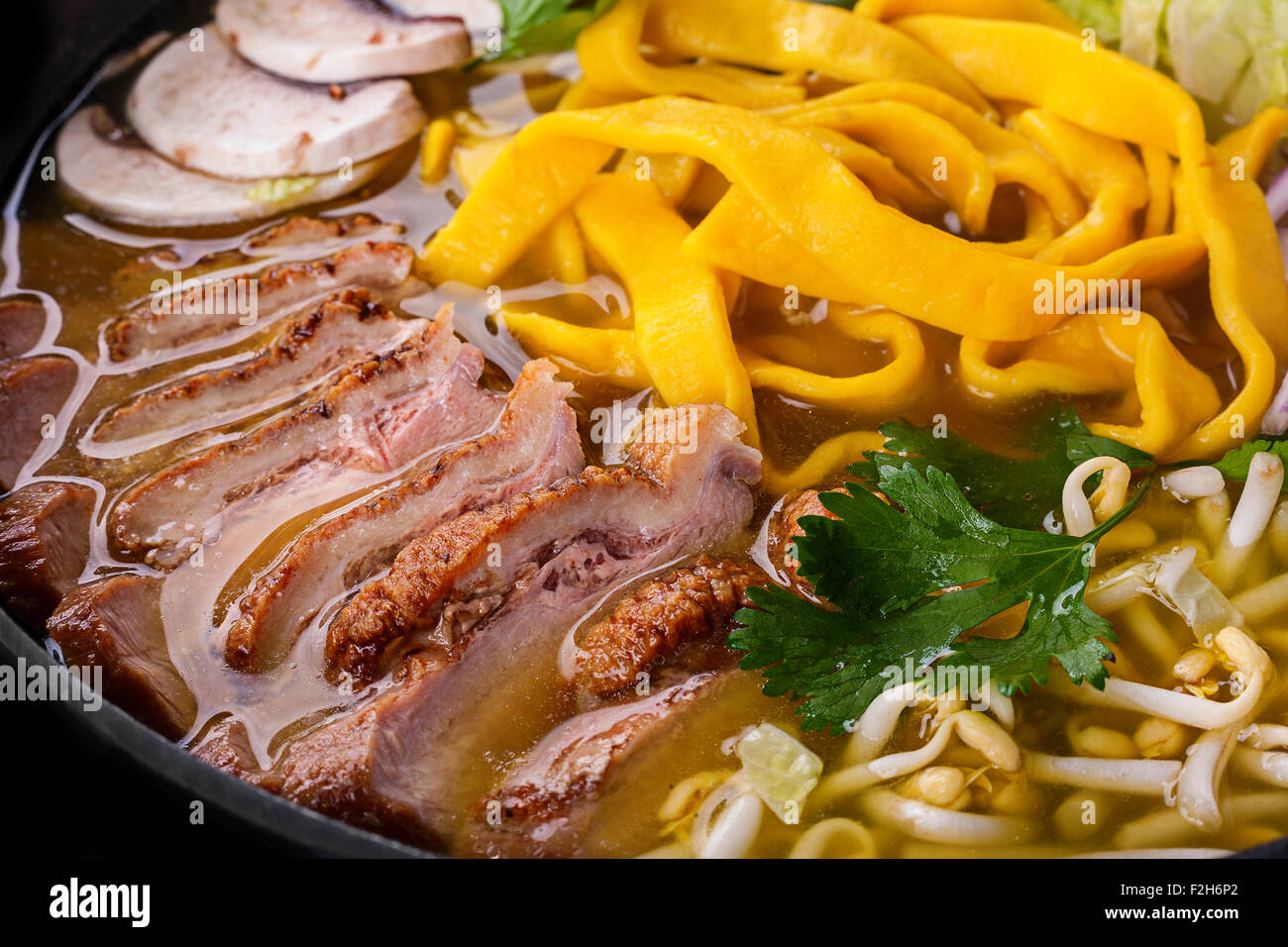 Ramen uovo zuppa di noodle al piatto con carne di anatra Foto Stock