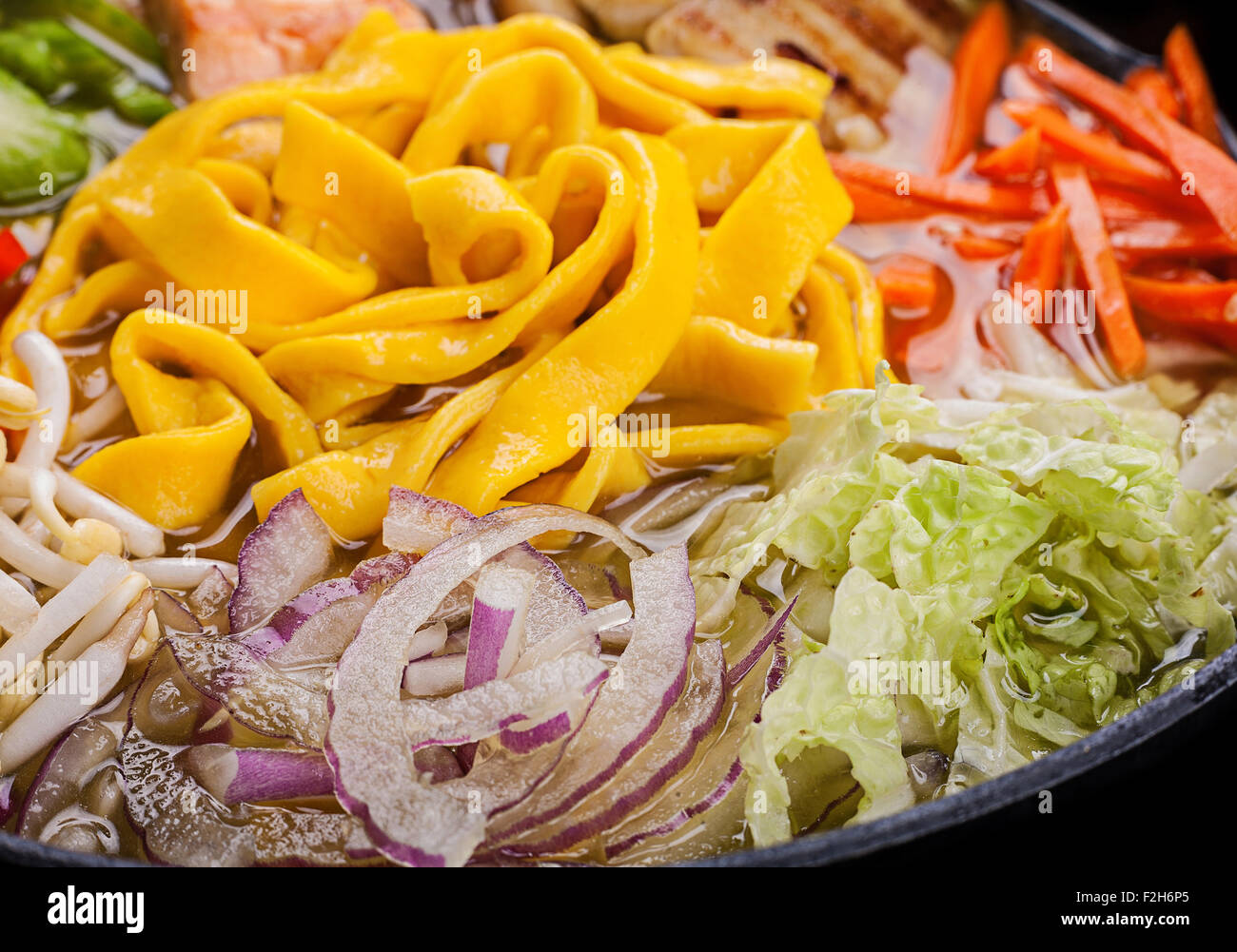 Ramen uovo zuppa di noodle al piatto di verdure Foto Stock