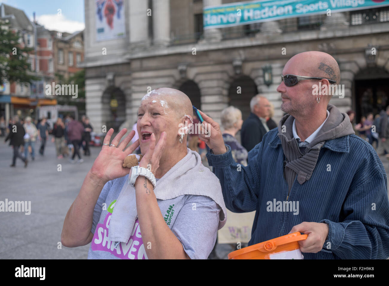 Nottingham, Regno Unito. 19 Settembre, 2015. Jackie Lewis, un lavoratore di cura per adulti con disabilità di apprendimento a Nottingham City Hospital prendere parte in un "Brave radere' per sua sorella Kate hall chi è colpito da cancro.Tutti i fondi raccolti oggi saranno donati a MacMillan cancer support la carità . Credito: IFIMAGE/Alamy Live News Foto Stock