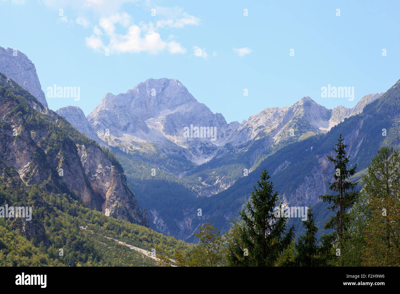 Vista delle Alpi Giulie nella campagna slovena Foto Stock
