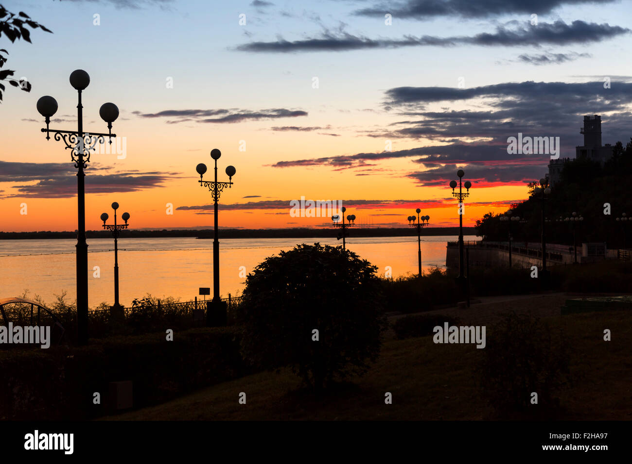 Il tramonto del sole nel fiume di Amur Foto Stock