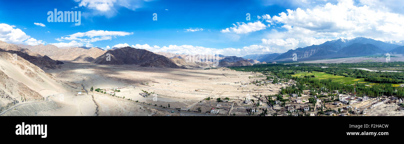 Vista panoramica della valle di Indus da Thikse Gompa in Ladak, India. Fiume indo è uno dei fiumi più lunghi in Asia. Foto Stock