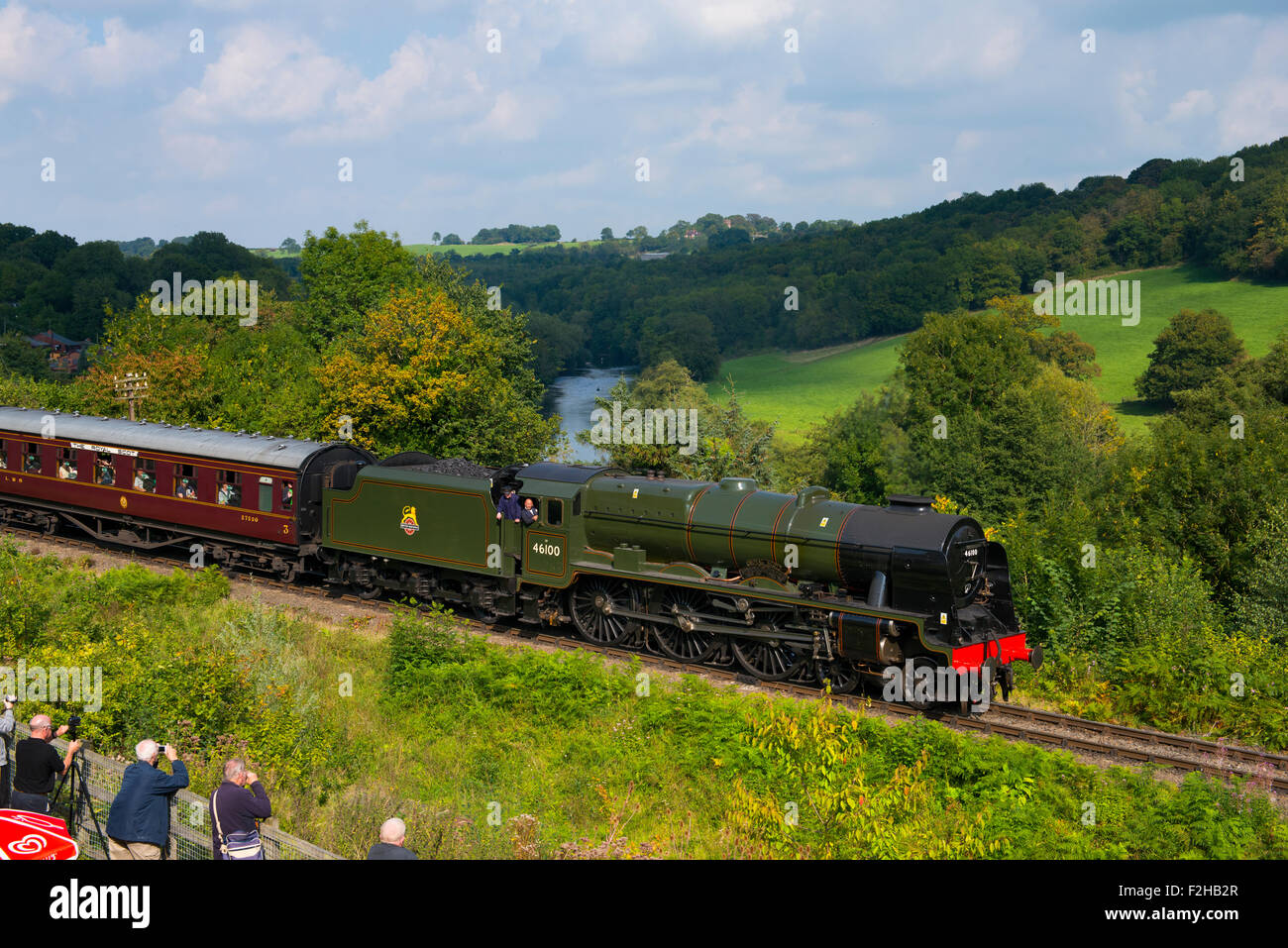 Royal Scot locomotiva a vapore, n. 46100, tira fuori della stazione Highley, accanto al fiume Severn, durante la Severn Valley Railway Autunno Gala di vapore. Foto Stock