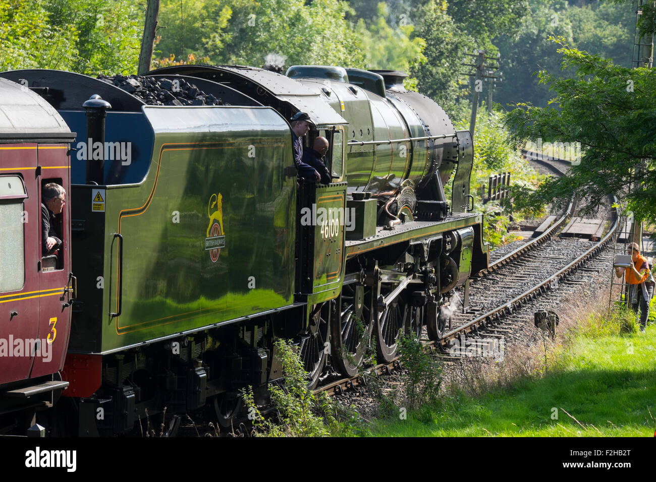 Highley, Shropshire, Regno Unito, Sabato 19 Settembre 2015: Royal Scot locomotiva a vapore, n. 46100, tira fuori della stazione Highley, durante la Severn Valley Railway Autunno Gala di vapore, Shropshire. Credito: John Hayward/Alamy Live News Foto Stock