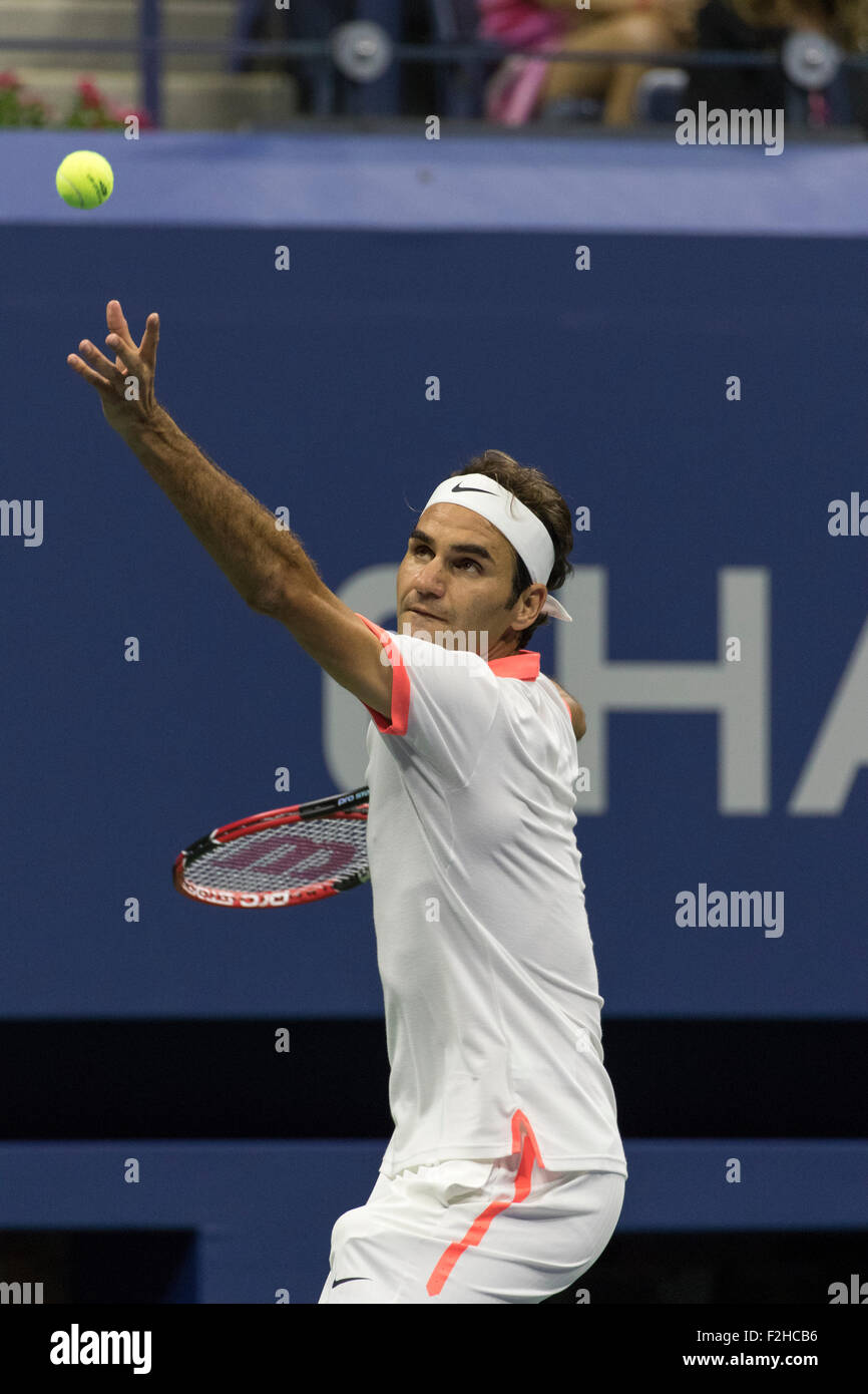 Roger Federer (SUI) durante la competizione degli uomini finale al 2015 US Open Tennis Foto Stock