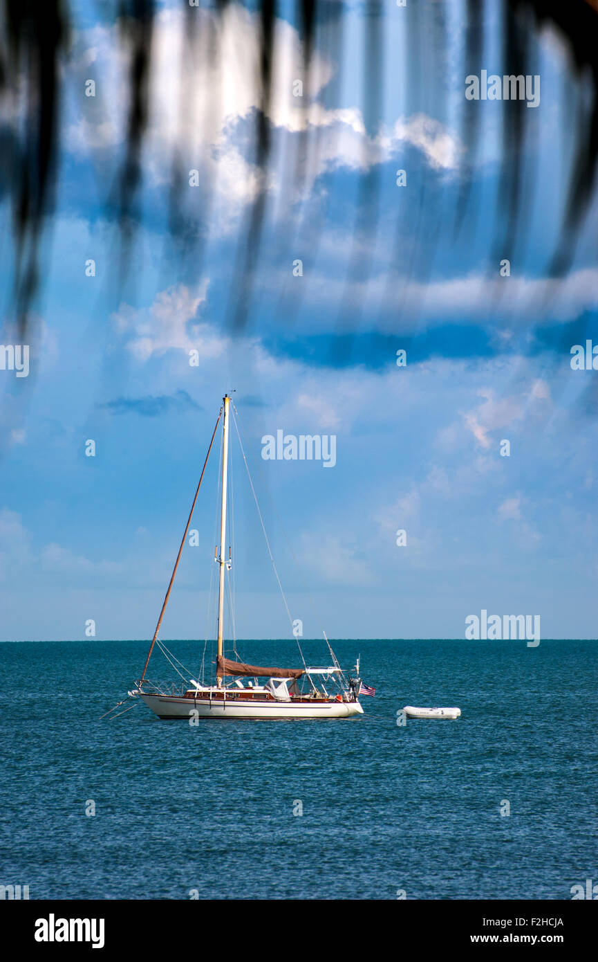Una barca a vela si trova a ancoraggio maratona off tasto, Florida, Stati Uniti d'America. Foto Stock