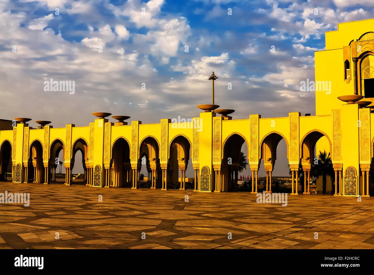 Moschea di Hassan II sulla spiaggia di Casablanca al tramonto, Marocco Foto Stock