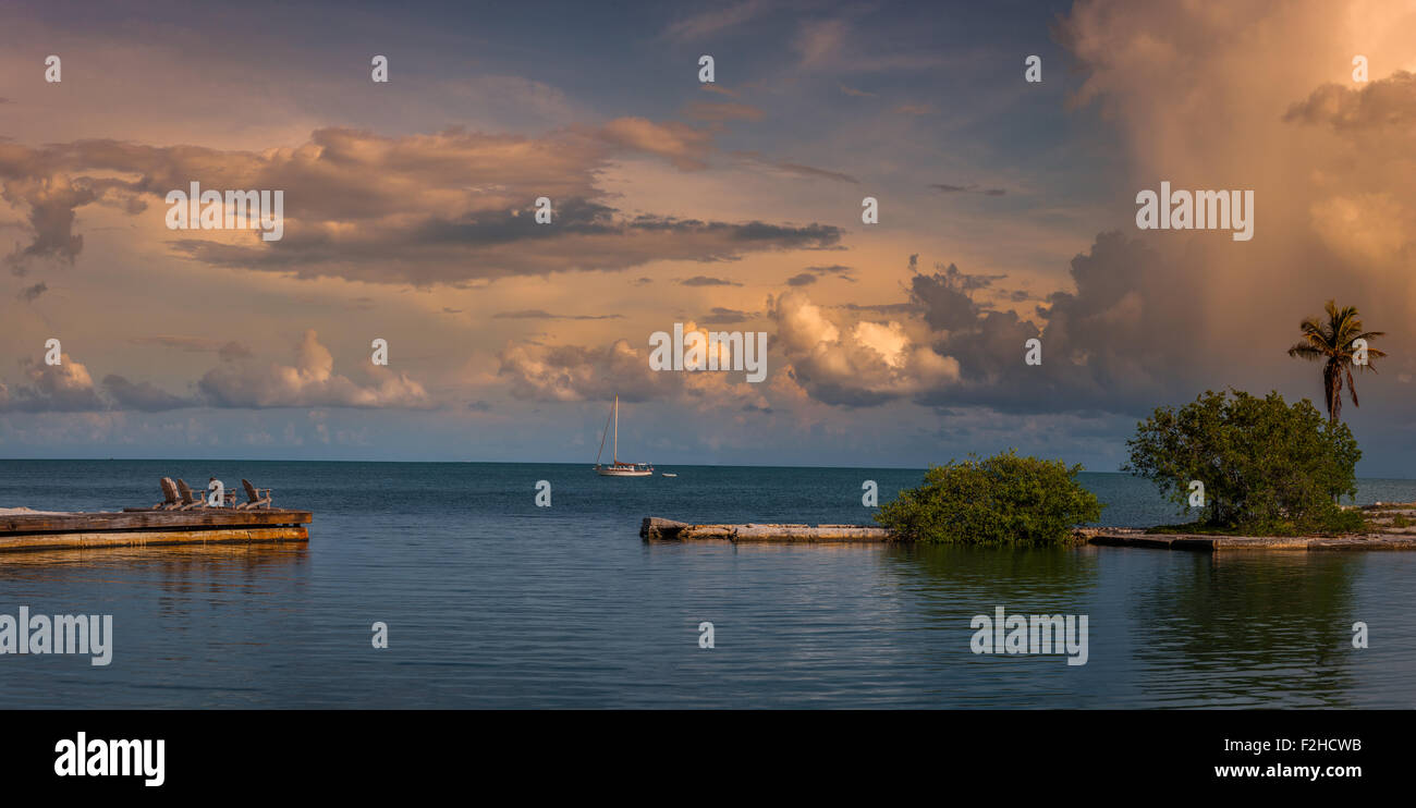 Barca a vela al di ancoraggio off tasto maratona, Florida, Stati Uniti d'America. Foto Stock