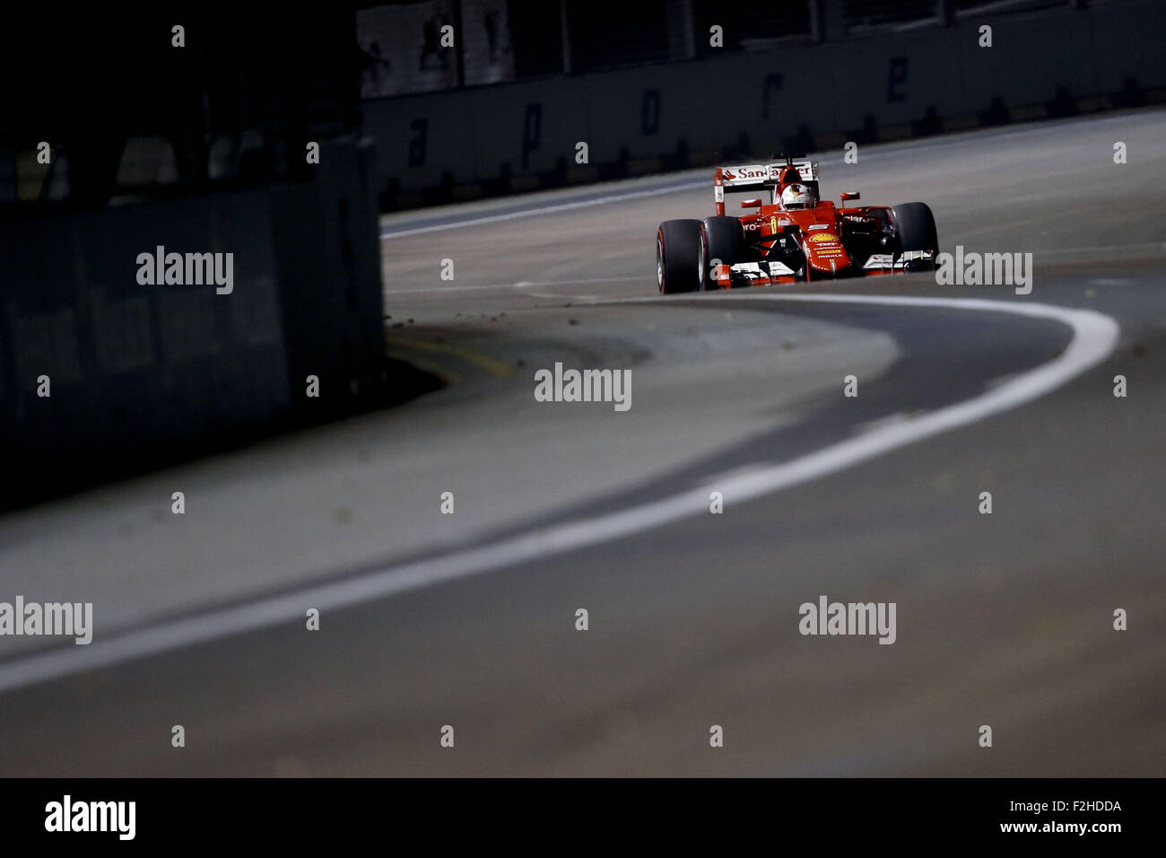 Singapore, Singapore. Xix Sep, 2015. SEBASTIAN VETTEL della Germania e la Scuderia Ferrari rigidi durante la sessione di qualifiche del 2015 Formula 1 Grand Prix di Singapore a circuito cittadino di Marina Bay, a Singapore. Credito: James Gasperotti/ZUMA filo/Alamy Live News Foto Stock