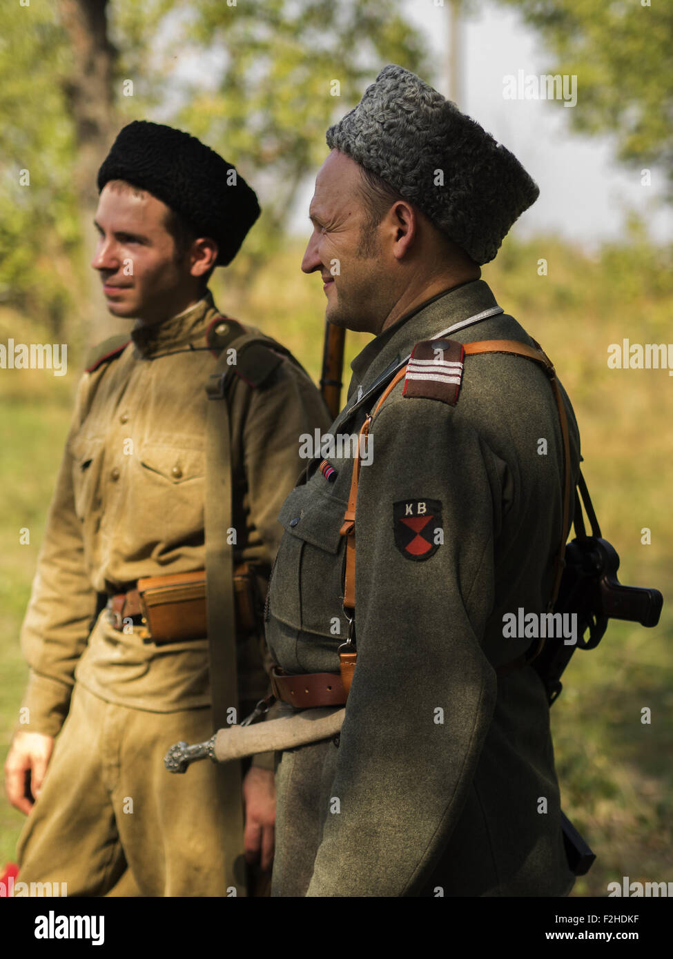 Sett. 19, 2015 - Storico re-enactors in uniforme di un soldato dell'esercito rosso e il Kuban Cosacchi che hanno combattuto sul lato tedesco nella II Guerra Mondiale -- Nel festival storici ''civiltà'' a Kiev in Ucraina sono state replicate la storia delle rivoluzioni, del modo di vita e l'atmosfera dei secoli sin dall antichità e la metà del ventesimo secolo © Igor Goiovniov/ZUMA filo/Alamy Live News Foto Stock