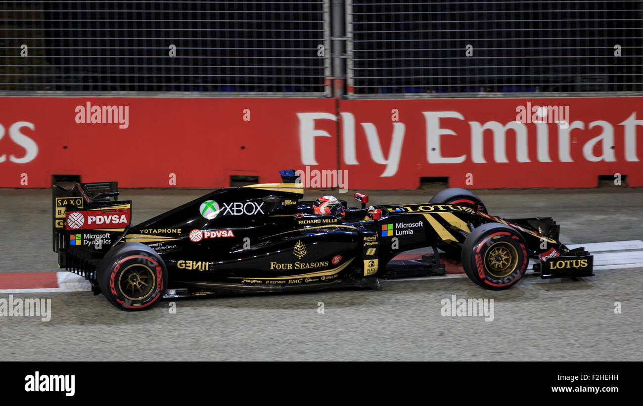 Singapore, Singapore, 19 settembre 2015. Romain Grosjean (di Francia e il team Lotus F1) rivendicato decima posizione durante le qualifiche per il 2015 Grand Prix di Singapore, una gara in notturna intorno al circuito cittadino di Marina Bay in central Singapore, con un tempo di 1:46.413. Sebastian Vettel (della Germania e la Scuderia Ferrari) fissata la Pole Position con il tempo di 1:43.885. Credito: Clive Jones/Alamy Live News Foto Stock