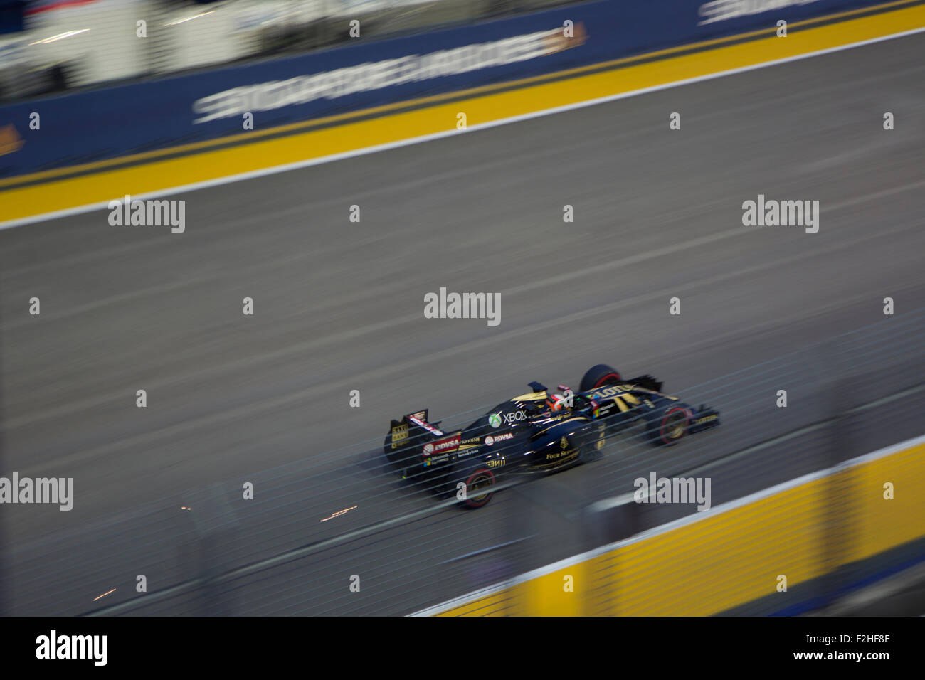 Singapore - 19 Settembre 2015 : Romain Grosjean di F1 Team Lotus giù il rettilineo dei box al Singapore Street il circuito di Formula 1 Qualifiche Grand Prix Credit: Chung Jin Mac/Alamy Live News Foto Stock