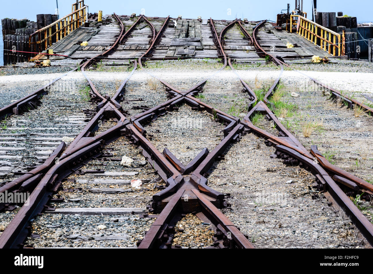 Cross-over le vie a rampa per flottazione auto banchina di carico, Bay Coast Railroad, Cape Charles, Virginia Foto Stock