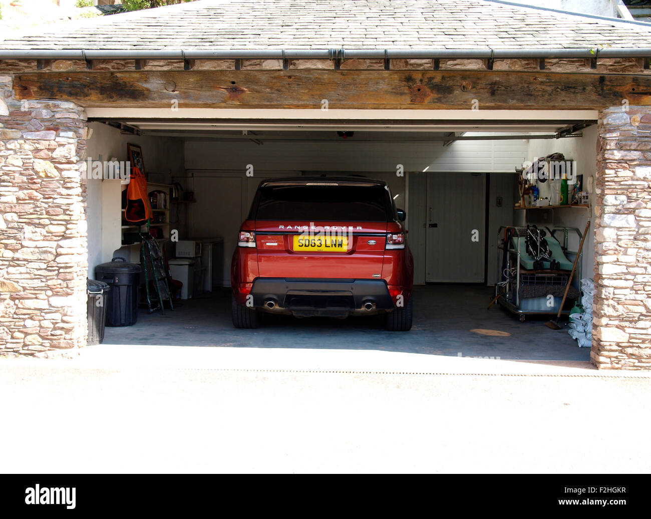 La Range Rover Sport parcheggiato in un garage di grandi dimensioni, REGNO  UNITO Foto stock - Alamy