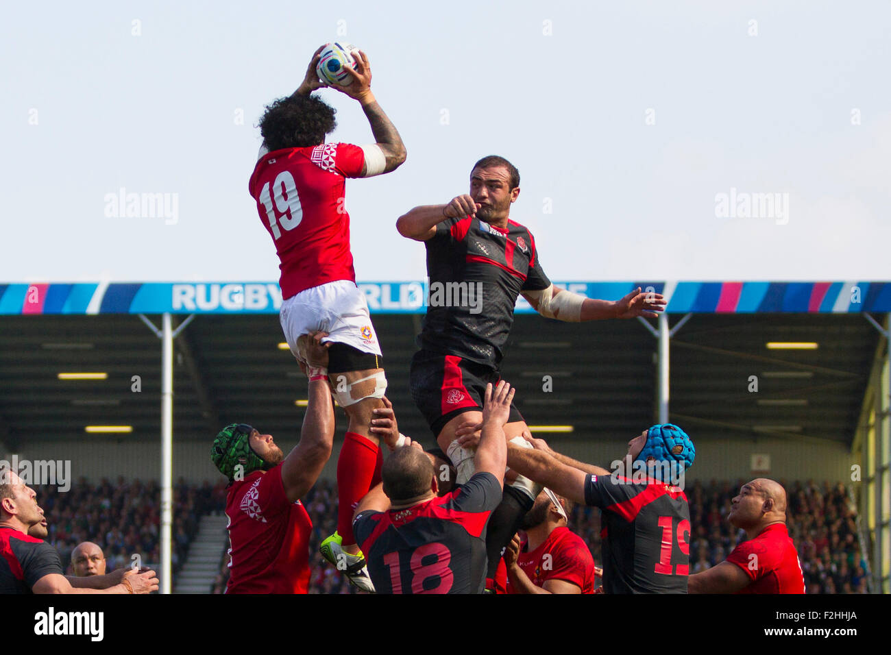 Gloucester, Regno Unito. Xix Sep, 2015. Coppa del Mondo di rugby. Tonga contro Georgia. Vista generale di una linea in uscita e Hale T Pole di Tonga e Mamuka Gorgodze della Georgia di competere per la palla. Credito: Azione Sport Plus/Alamy Live News Foto Stock