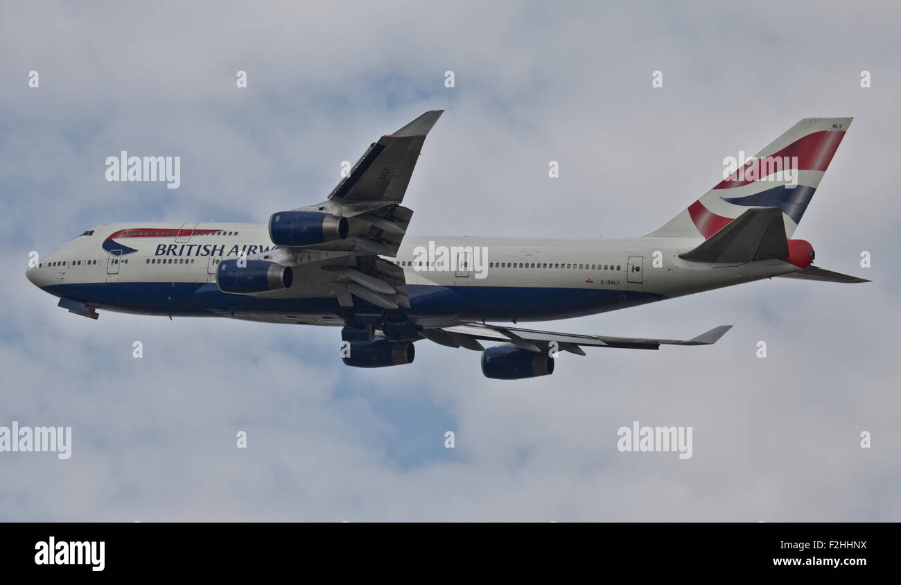 British Airways Boeing 747 jumbo getto G-BNLY decollare da London Heathrow Airport LHR Foto Stock