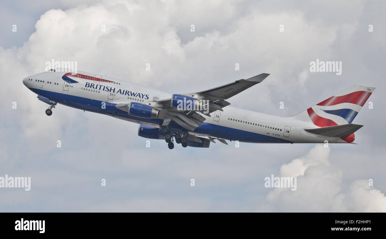British Airways Boeing 747 jumbo getto G-BNLY decollare da London Heathrow Airport LHR Foto Stock