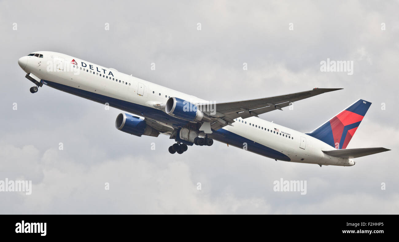 Delta Air Lines Boeing 767 N826MH decollare da London Heathrow Airport LHR Foto Stock