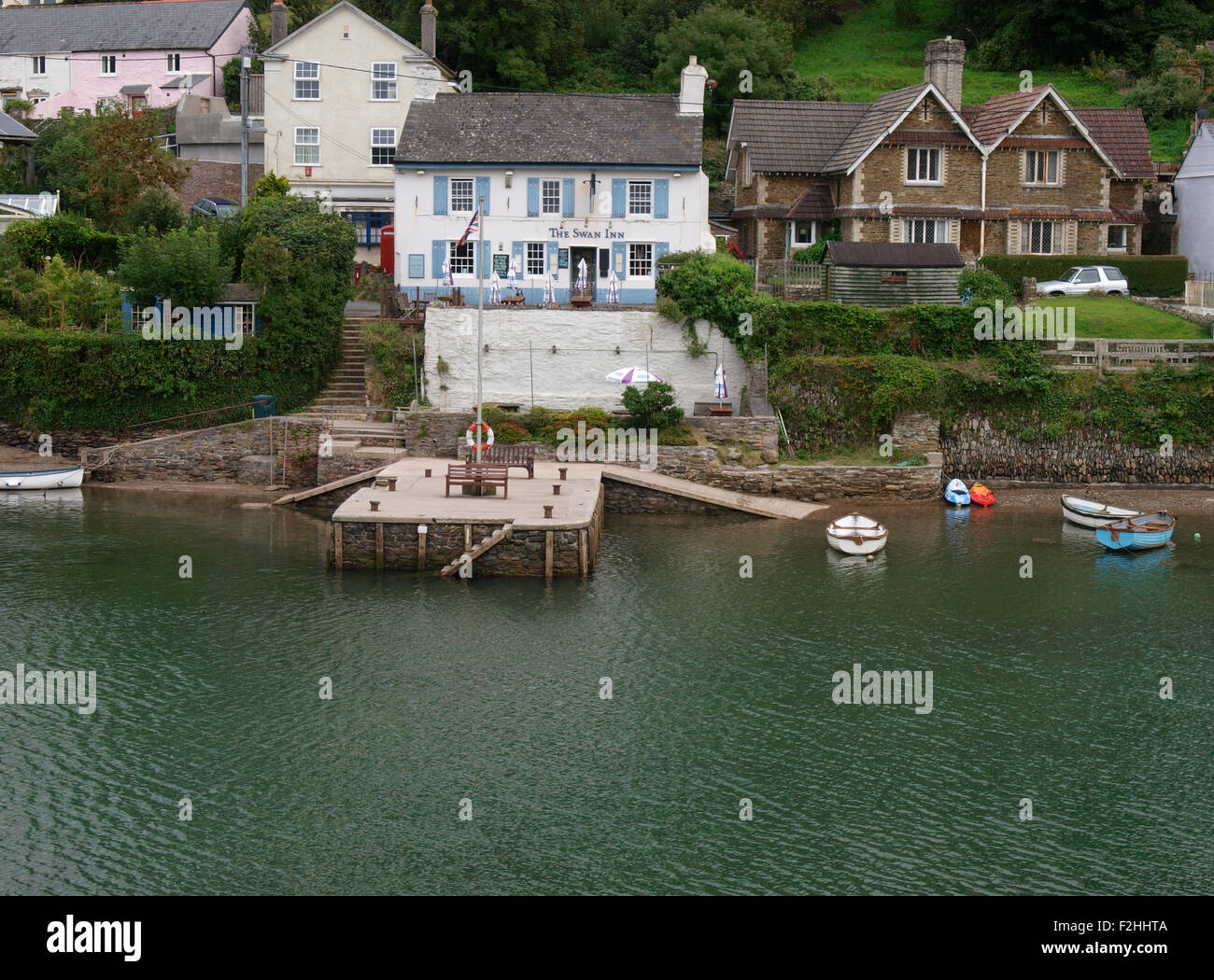 The Swan Inn sul Newton creek off il fiume Yealm a Noss Mayo, Devon, Regno Unito Foto Stock