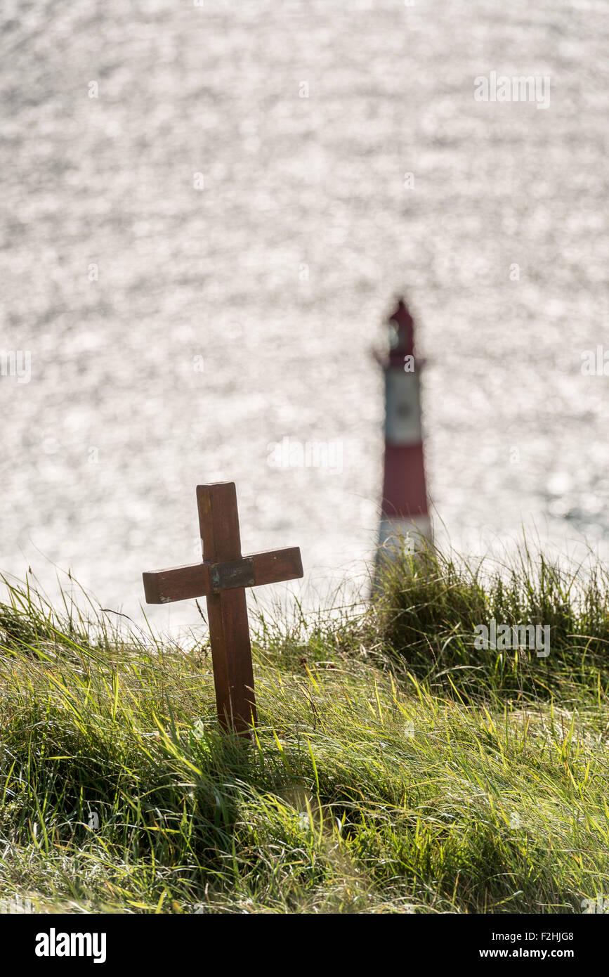 Croce di legno come un memoriale, sulla cima di una scogliera a Beachy Head in East Sussex. Beachy Head è un famoso suicidio posto così come una destinazione turistica. Foto Stock