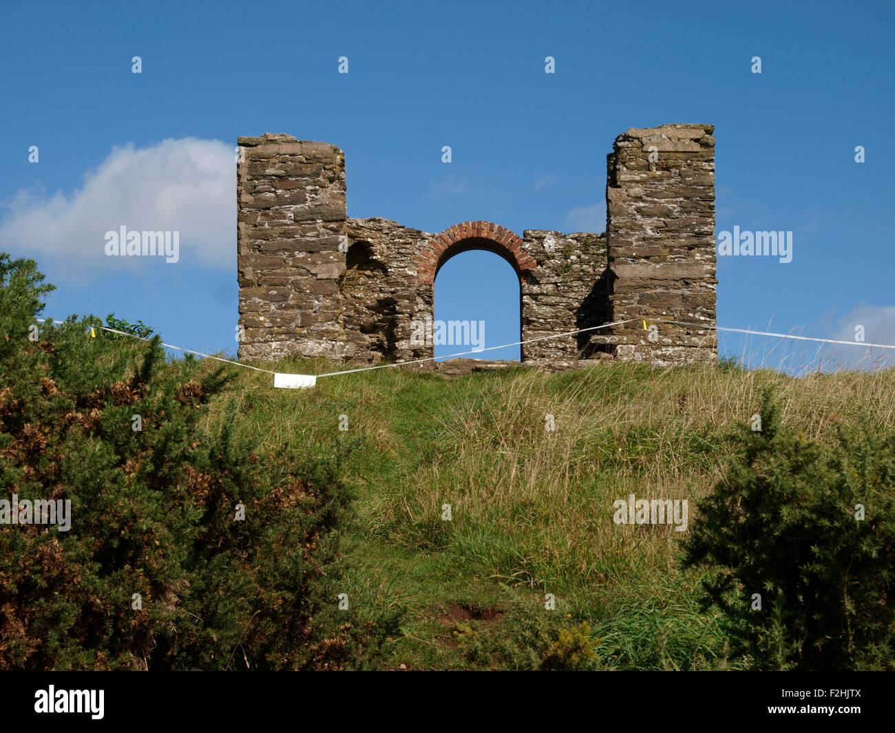 Resti di un antico edificio sulla costa vicino Noss Mayo, Devon, Regno Unito Foto Stock