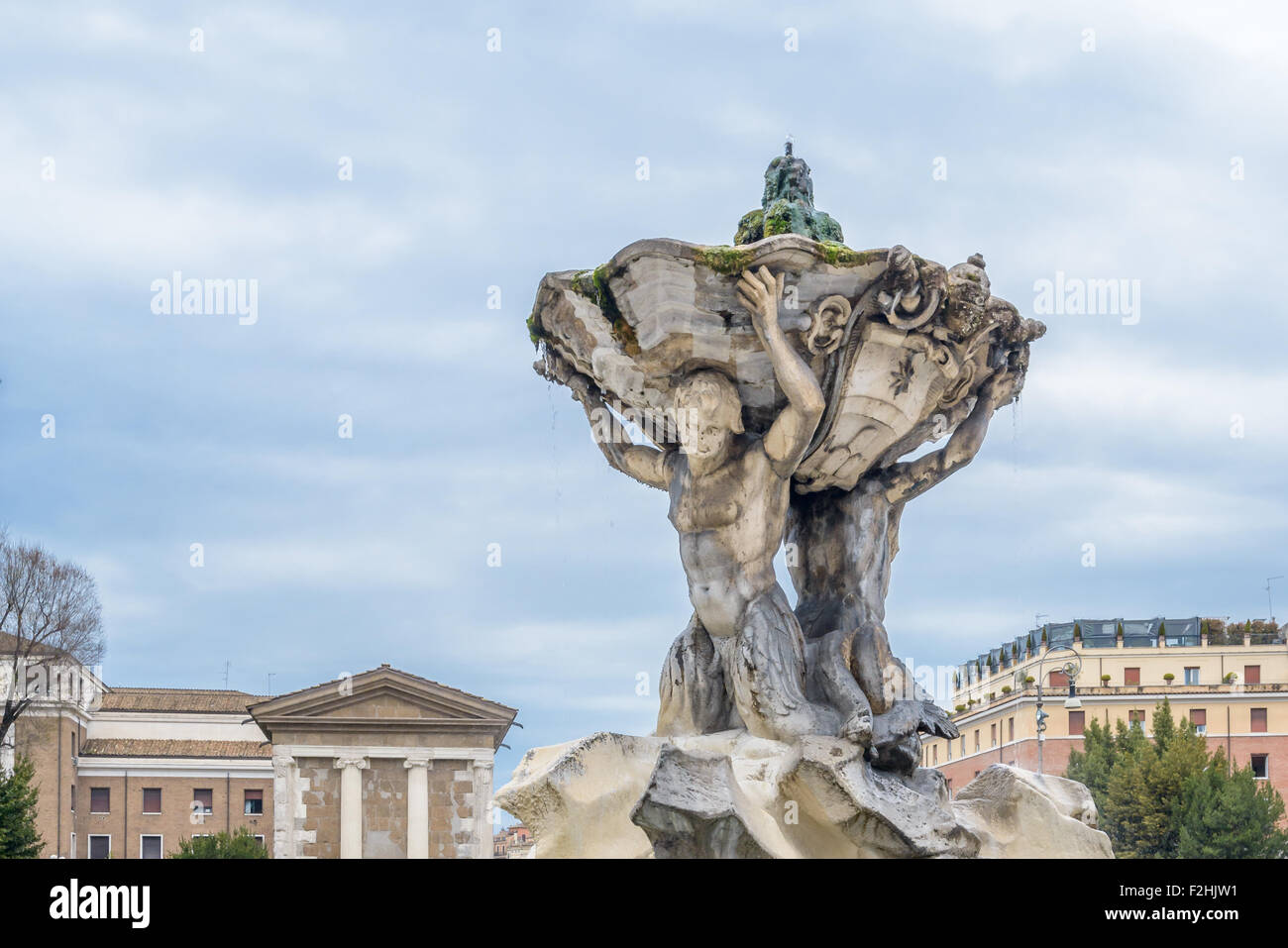 La fontana dei Tritoni. La fontana fu completato nel 1715 dall'architetto Carlo Francesco Bizzaccheri ed è situato nel cuore di Roma Foto Stock