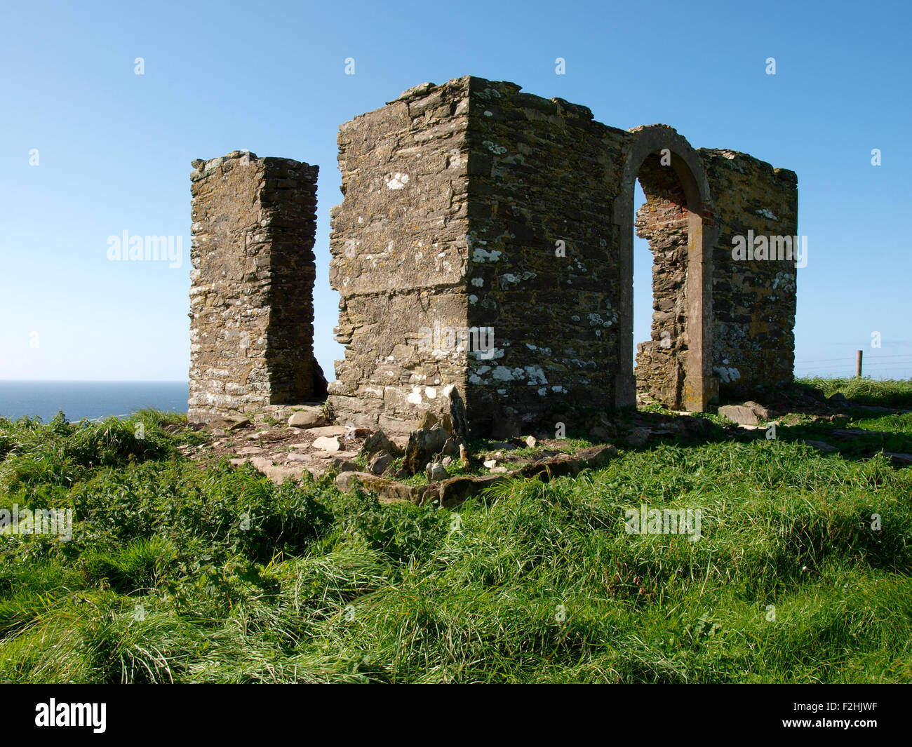 Resti di un antico edificio (sito archeologico) sulla costa vicino Noss Mayo, Devon, Regno Unito Foto Stock