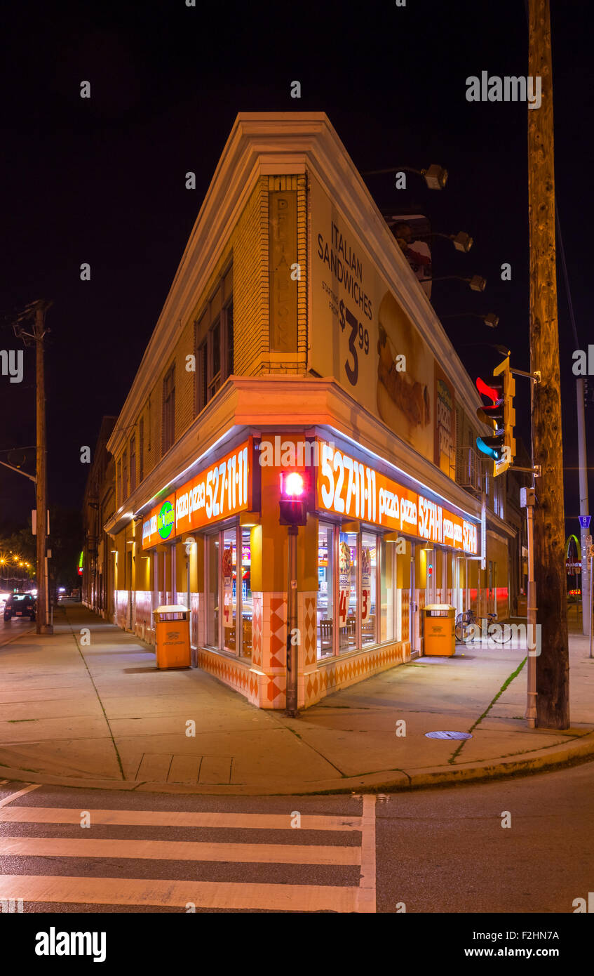 Una Pizza Pizza fast food ristorante di notte, situato dove Main St Oriente e King St oriente si incontrano a Hamilton, Ontario, Canada. Foto Stock