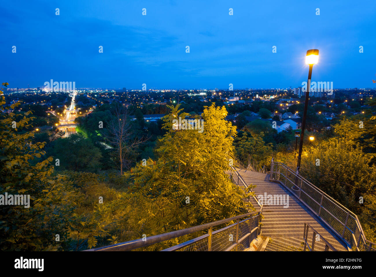 Guardando verso la città di Hamilton da un metallo scalinata che conduce la scarpata del Niagara per la scarpata Rail Trail. Foto Stock