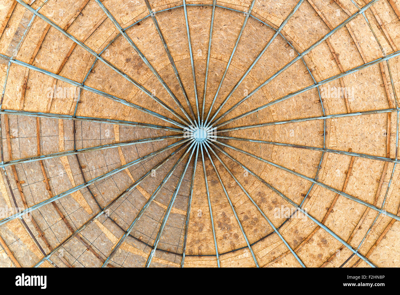 Una cupola realizzata con oriented strand board legno, chiamato anche OSB, con una struttura metallica visto da sotto Foto Stock