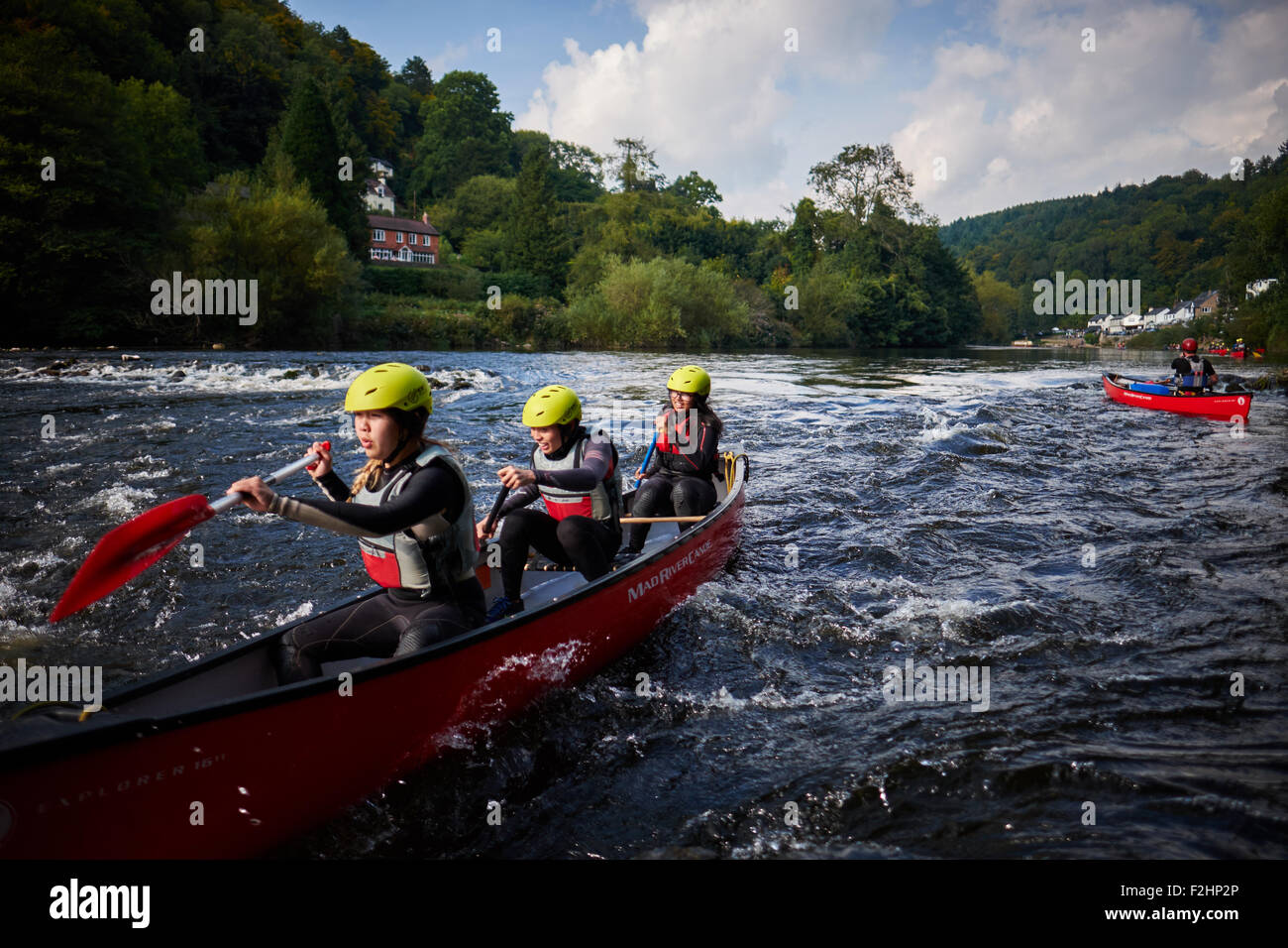 Tre giovani in canoa lungo Symonds Yat sul fiume Wye in Galles Foto Stock