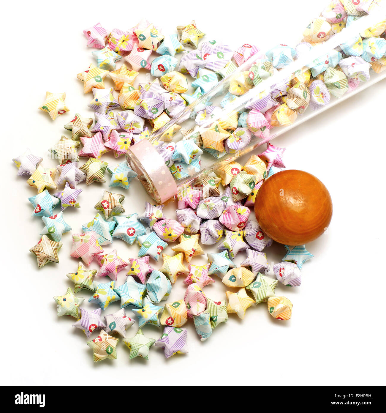 Origami colorati lucky stelle isolati su sfondo bianco Foto Stock
