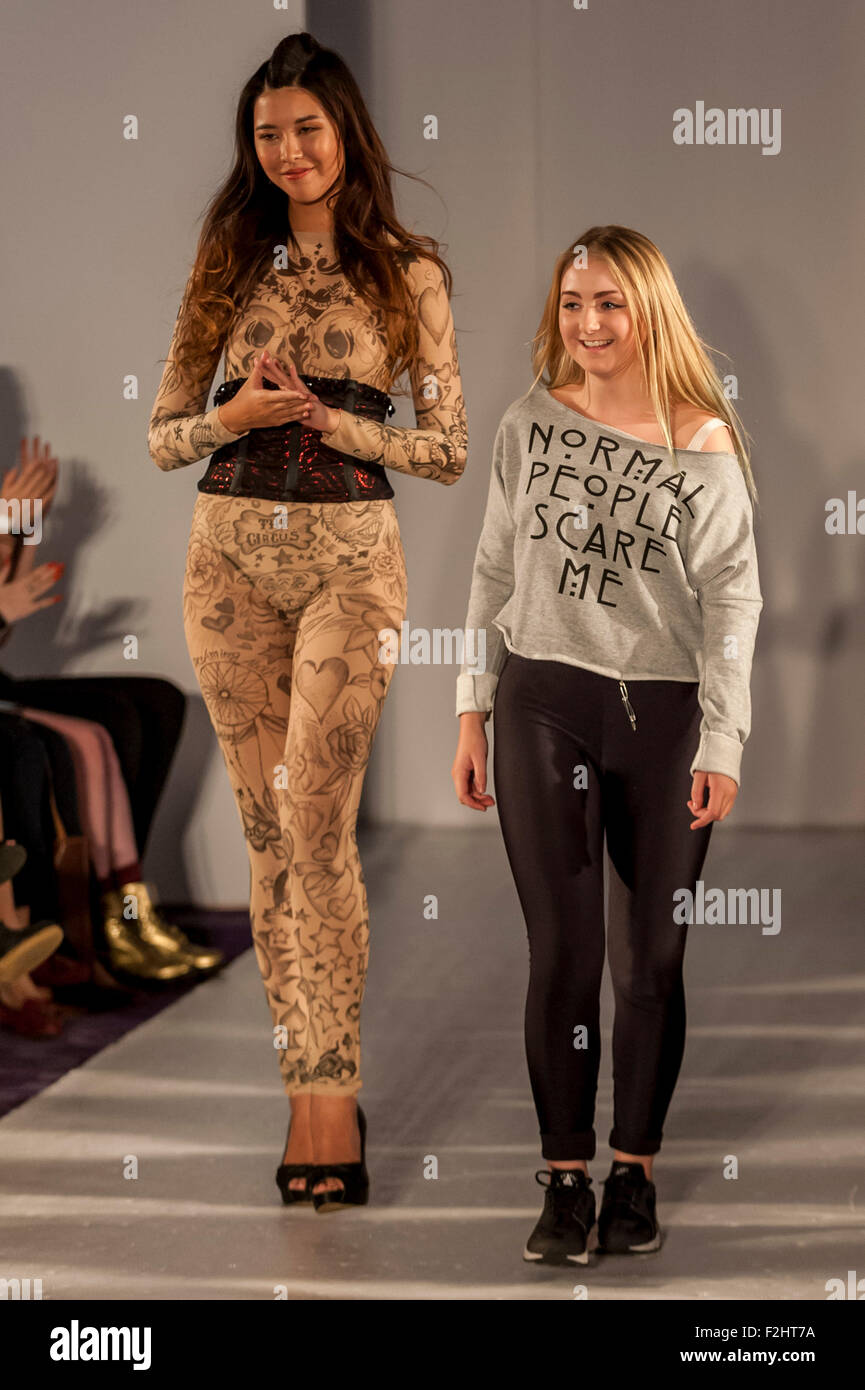 Londra, Regno Unito. 19 settembre 2015. Un modello e il progettista di modelli AMIS alla moda migliori la London Fashion Week SS16 mostrano in Covent Garden. Credito: Stephen Chung/Alamy Live News Foto Stock