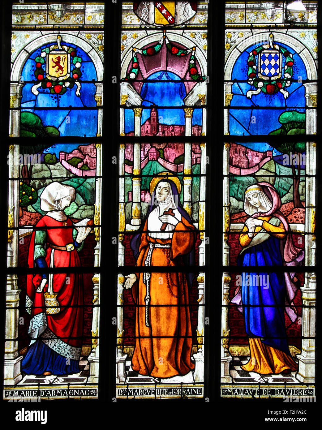 MORTAGNE (-AU-PERCHE, Francia - Luglio 20, 2015: vetrata raffigurante il Countesses di Perche, Mahaut de Buviere, Marie d'Armagna Foto Stock