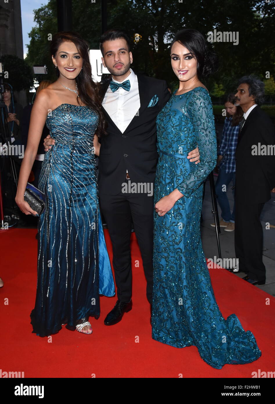 Londra, Regno Unito. 18 Settembre, 2015. Arshina Priya (R) Desi Rascals e gli ospiti assiste il XV Asian Achievers Awards 2015 con Grosvenor House Hotel di Londra. Credito: Vedere Li/Alamy Live News Foto Stock