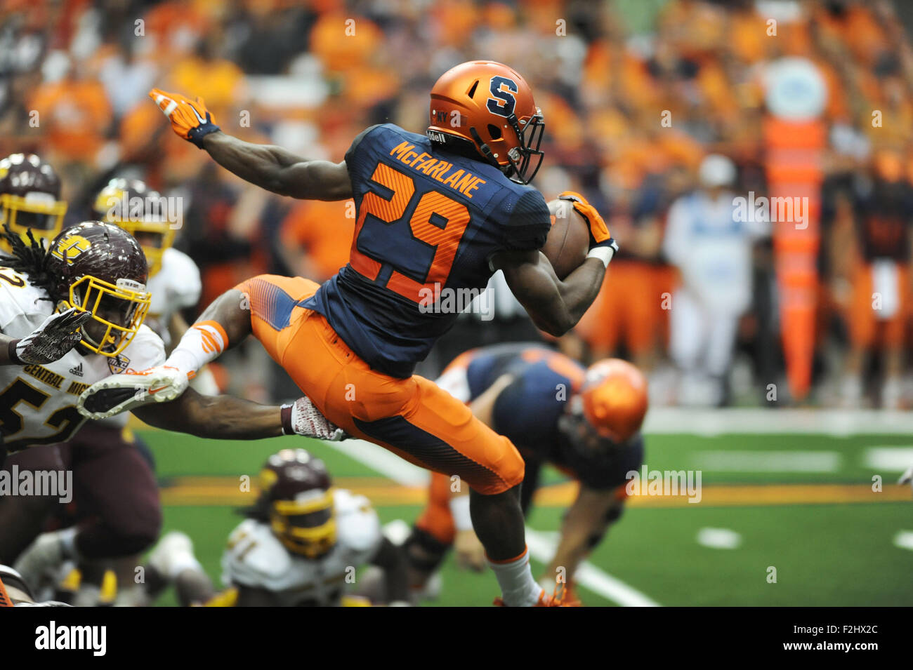 Syracuse, NY, STATI UNITI D'AMERICA. Xix Sep, 2015. La Syracuse University running back Devante McFarlane (29) salta per camera in esecuzione come Siracusa sconfitto Michigan centrale 30-27 in OT al Carrier Dome in Syracuse, New York. Foto di Alan Schwartz/CalSportMedia Credito: csm/Alamy Live News Foto Stock