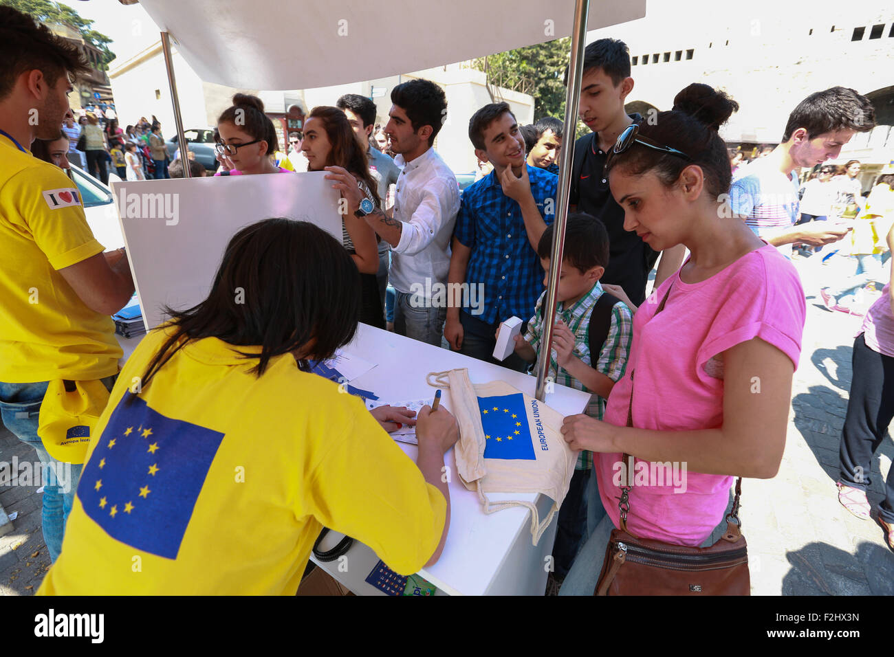 Baku in Azerbaijan. Xix Sep, 2015. La gente è venuto al 'Eurovillage' e registrare il durante la terza "Eurovillage 2015" a Baku. © Aziz Karimov/Pacific Press/Alamy Live News Foto Stock