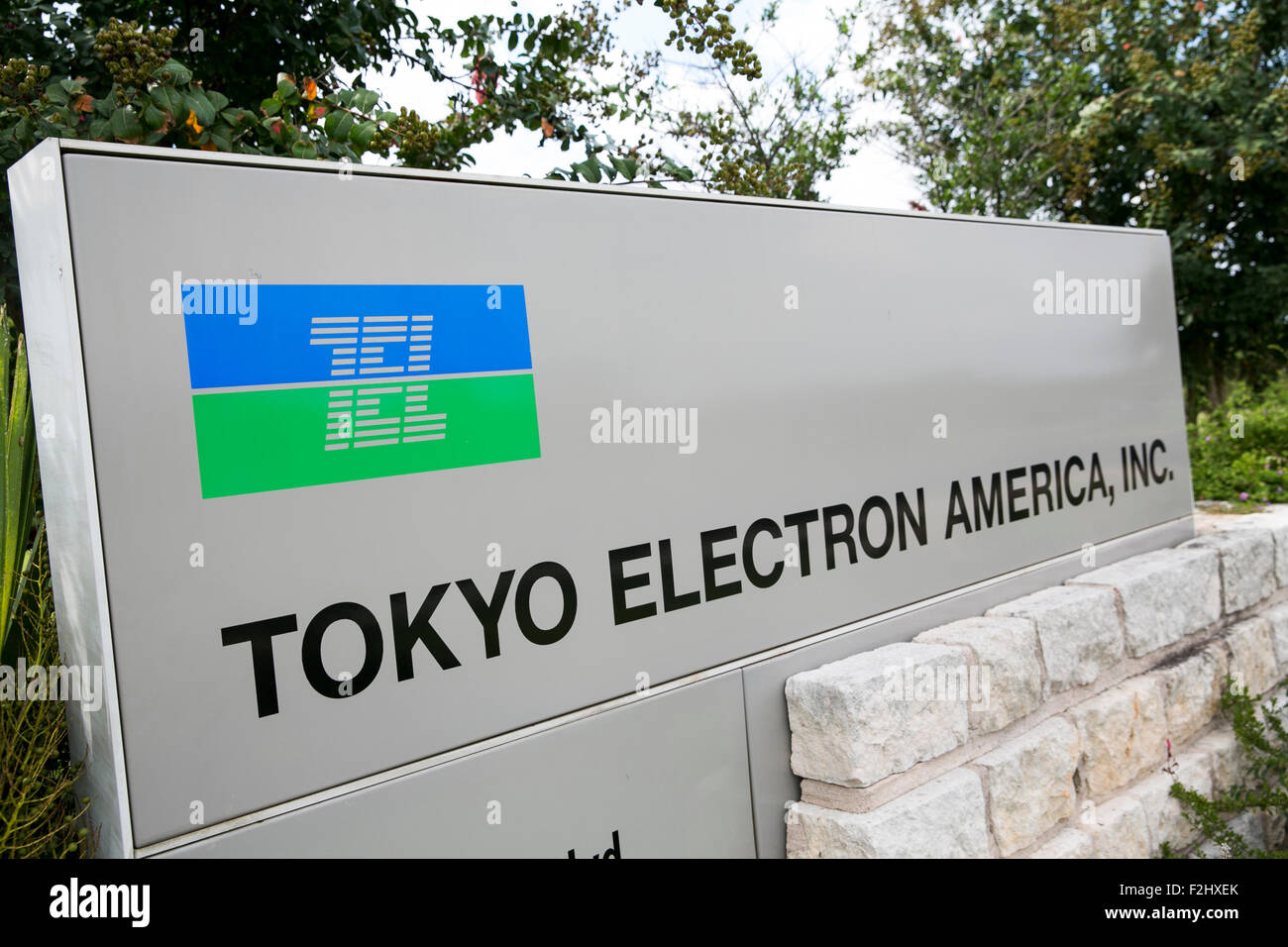 Un segno del logo al di fuori di una struttura occupata da Tokyo Electron America, Inc. di Austin, in Texas, il 11 settembre 2015. Foto Stock