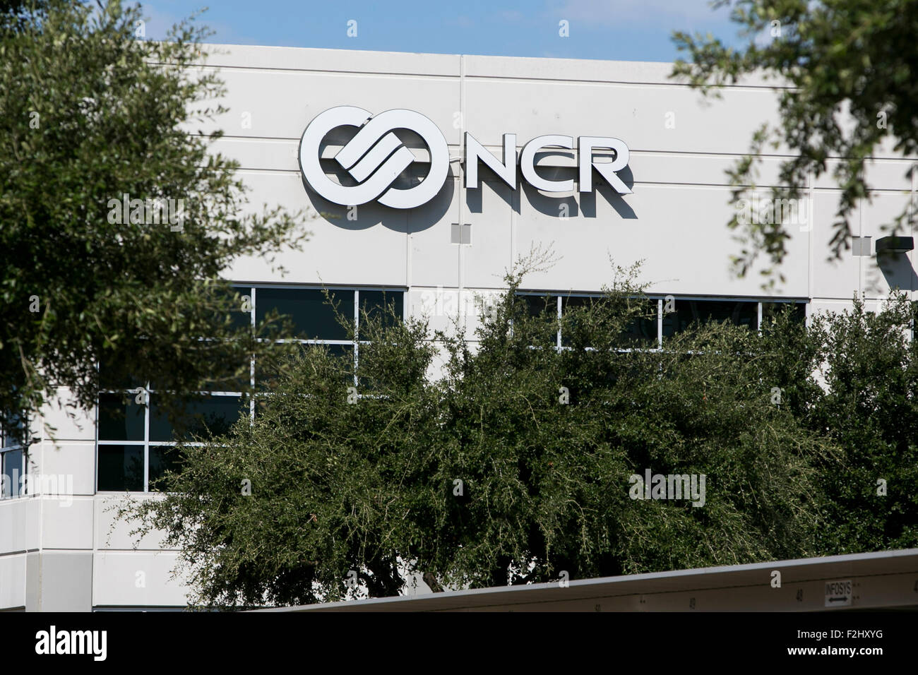 Un segno del logo al di fuori di una struttura occupata dall'NCR Corporation di Plano, in Texas, il 12 settembre 2015. Foto Stock