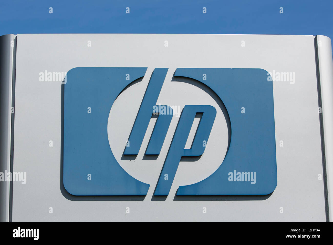 Un segno del logo al di fuori di una struttura occupata da Hewlett-Packard Company, noto anche come HP, a Plano, in Texas, il 12 settembre 20 Foto Stock