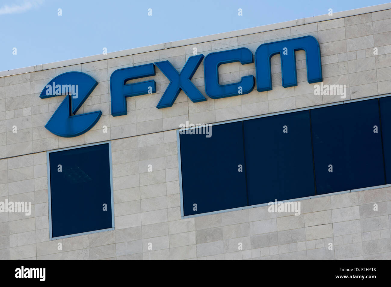 Un segno del logo al di fuori di una struttura occupata dai forex mercati dei capitali Inc., noto anche come FXCM, in Plano, Texas, il 12 settembre 2 Foto Stock
