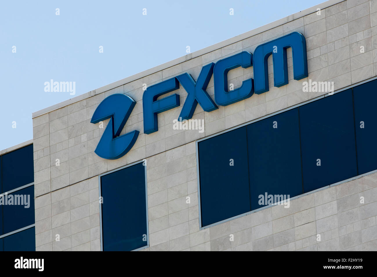 Un segno del logo al di fuori di una struttura occupata dai forex mercati dei capitali Inc., noto anche come FXCM, in Plano, Texas, il 12 settembre 2 Foto Stock