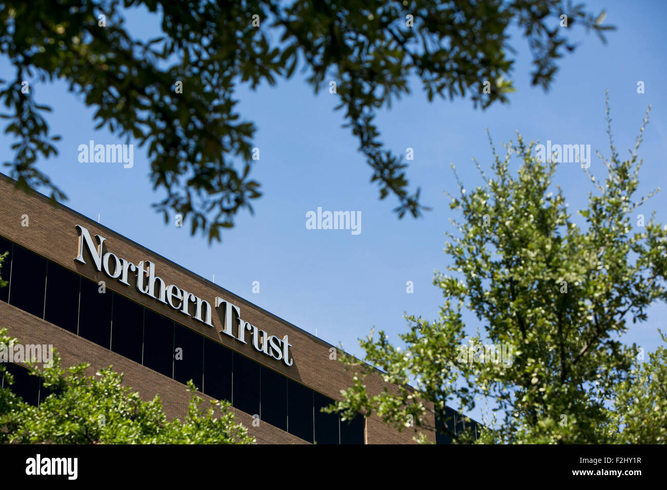 Un segno del logo al di fuori di una struttura occupata dalla Northern Trust Corporation di Addison, Texas, il 12 settembre 2015. Foto Stock