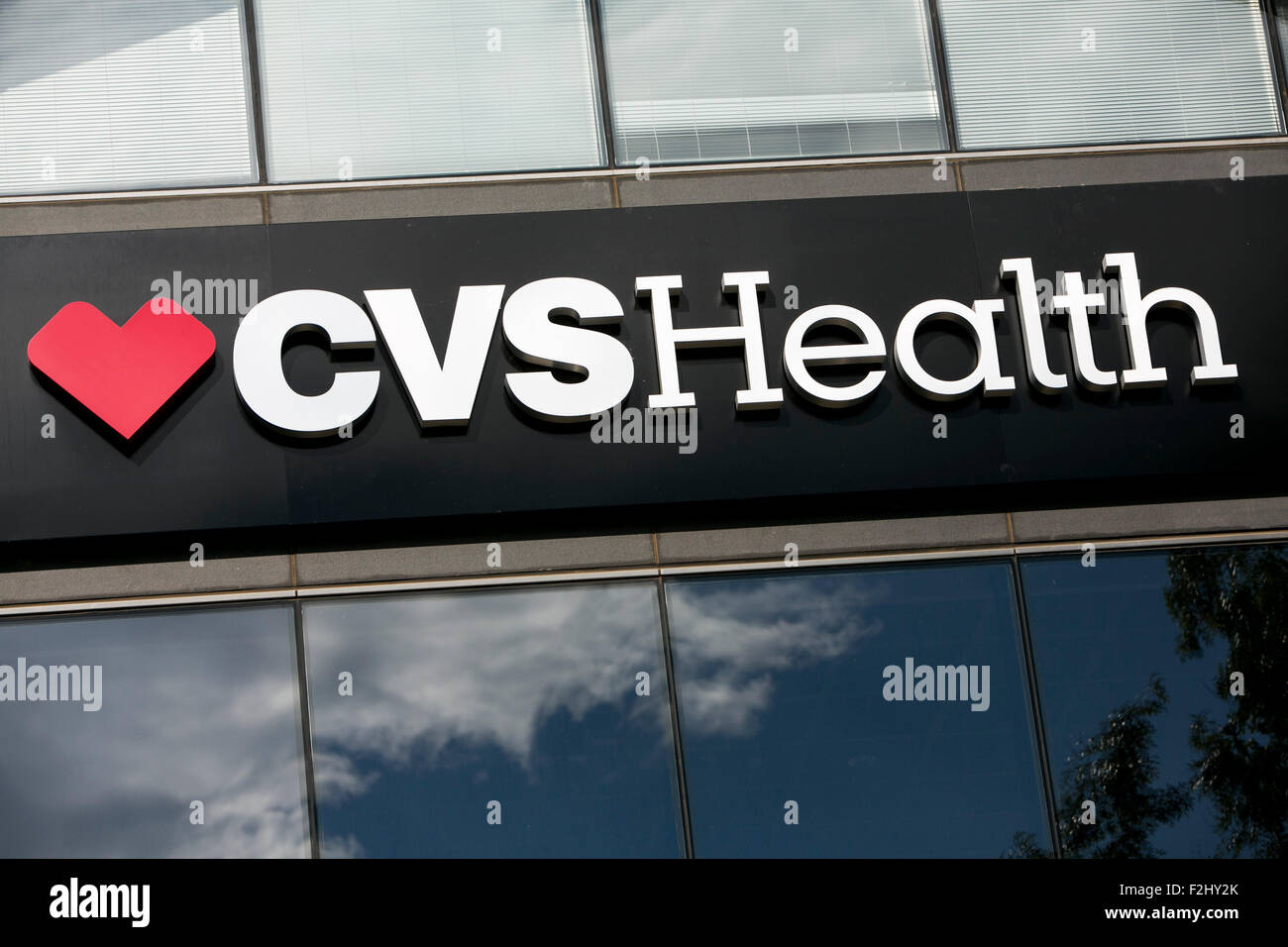 Un segno del logo al di fuori di una struttura occupata dal CVS la salute in Irving, Texas, il 13 settembre 2015. Foto Stock