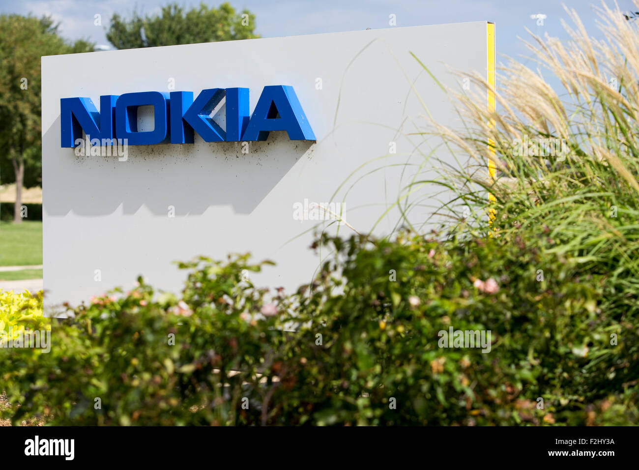 Un segno del logo al di fuori di una struttura occupata da Nokia Corporation in Irving, Texas, il 13 settembre 2015. Foto Stock